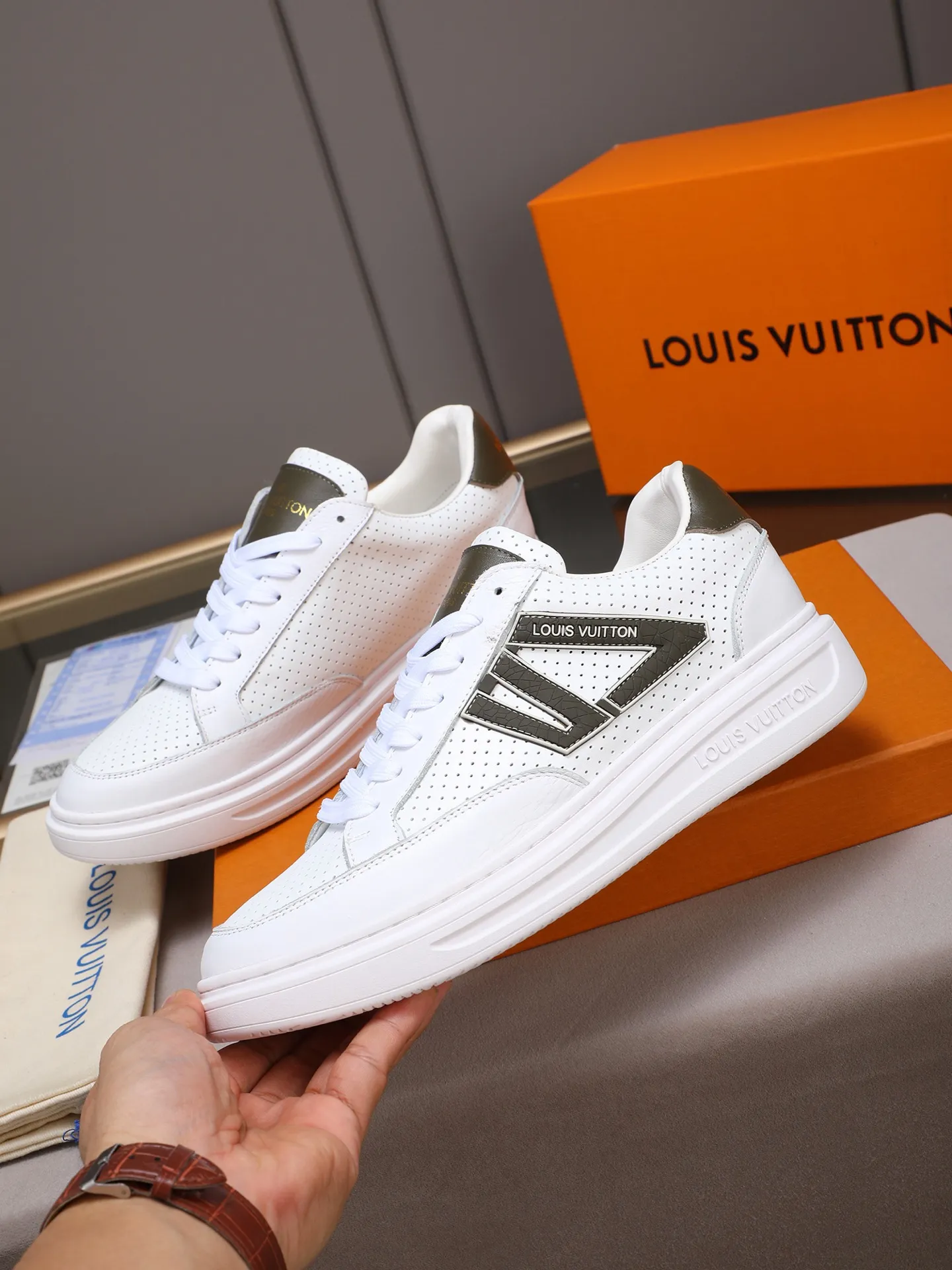 PP420 main model 👍👍👍2025 new LOUIS VUITTON [Luden Yiwei]——LV upper [Lv]🇮🇹Imported first-layer cowhide embossed🇩🇪Inside imported sheepskin lining ➕Non-slip and wear-resistant outsole. Every man's identity is reflected in his elegant and stable upper shoes🚶🏻🚶🏻📯 No matter the wind or rain, the shoe last remains unchanged and can stand the test of time🔍️. ——Code number: 38-44 (45 can be customized)
